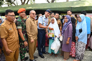 HUT TNI AU, Pemkab Aceh Besar dan Lanud SIM Gelar Bazar Pangan Murah