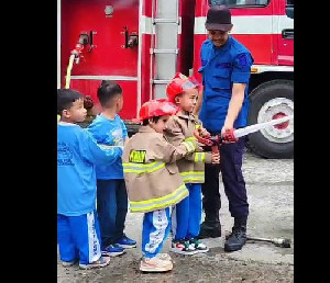 Kunjungan Edukasi, Siswa PAUD PJP dan Qaseeh Sayangna Terpesona dengan Profesi Pemadam Kebakaran