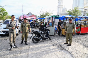 Satpol PP-WH Aceh Besar Pantau Pedagang Takjil dan Antisipasi Kemacetan di Lambaro