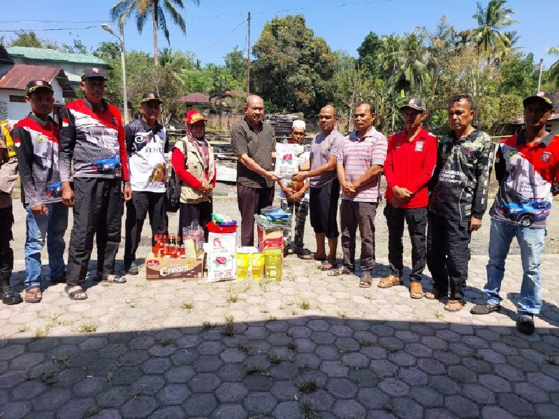 Pemkab Aceh Besar Serahkan Bantuan Masa Panik Kepada Korban Kebakaran Seulimuem