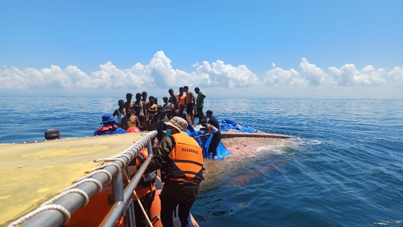 Basarnas Banda Aceh Evakuasi Pengungsi Rohingya Kapal Terbalik di Aceh Barat