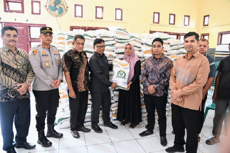 Aceh Besar Salurkan Bantuan Beras Tahap II untuk 1258 KPM di Krueng Barona Jaya