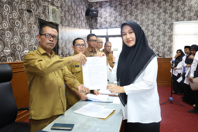 Kadis Muslem Serahkan SK Tenaga Kontrak, Dinsos Aceh: Ini Berkah Ramadan