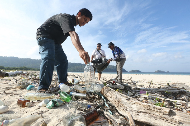 FJL Aceh Bersih-bersih Sampah di Pantai Balu Pulo Aceh