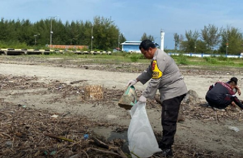 HPSN, Forkopimda Aceh Singkil Ikut Aksi Bersih-bersih Pantai di Pulo Sarok