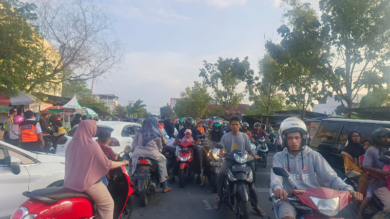 Hari Pertama Puasa, Warga Banda Aceh Berburu Takjil di Jalan Syiah Kuala