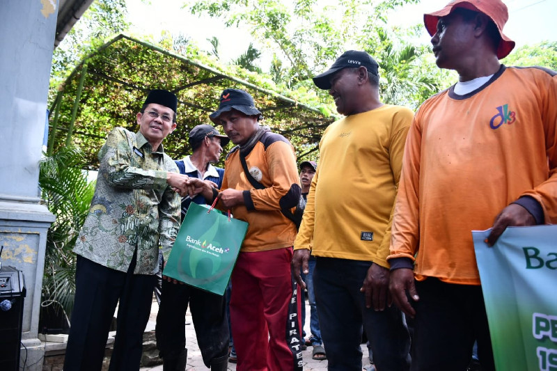 Pj Walikota Banda Aceh Serahkan Paket Ramadan BAS Kepada Pasukan Oranye