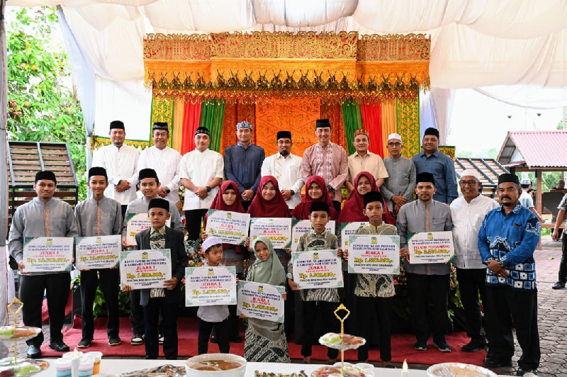 Pj Bupati Aceh Besar Serahkan Bonus Juara MTQ dan FASI
