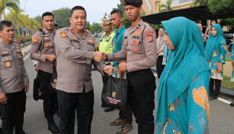 Kapolda Aceh Serahkan Paket Daging Meugang Bagi Staf dan PHL