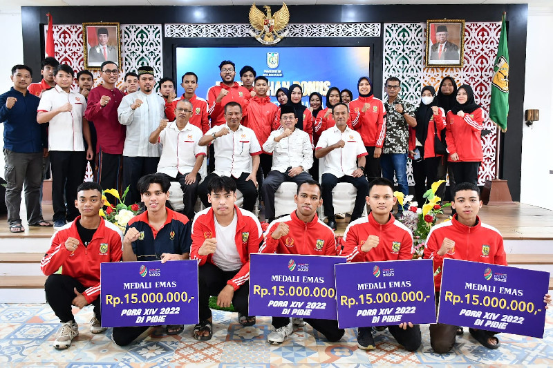 Pj Walikota Banda Aceh Serahkan Bonus Rp 2,5 M bagi Atlet Peraih Medali PORA