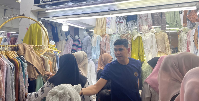 Masyarakat Ramai Berburu Baju Lebaran di Pasar Aceh