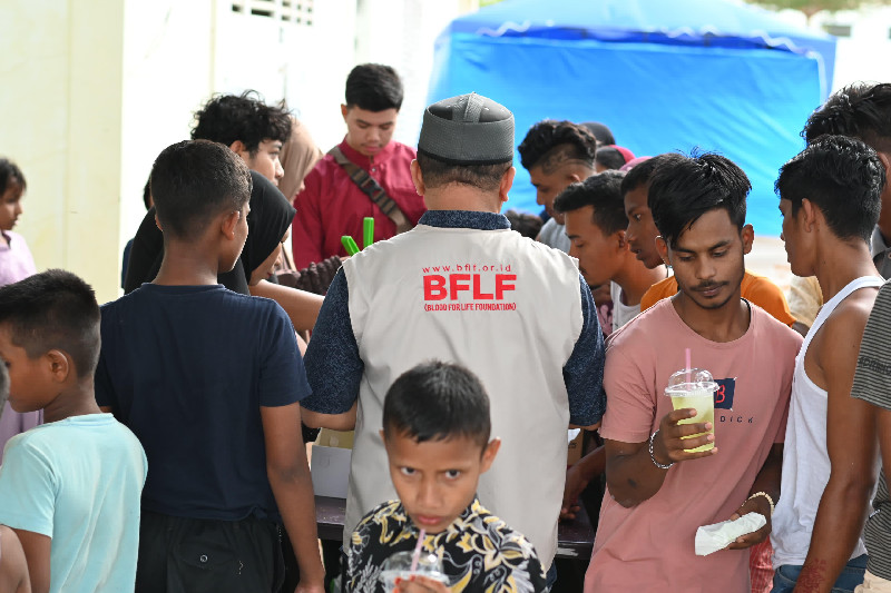 BFLF Bagikan Minuman dan Kue untuk Ratusan Pengungsi Rohingya di Banda Aceh
