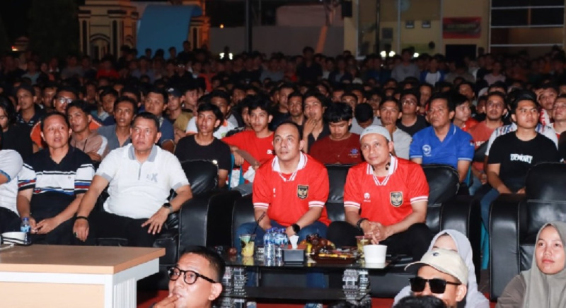 Polisi Bersama Masyarakat di Aceh Nobar Semifinal Piala Asia U-23