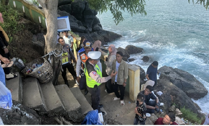 Petugas Pos Pelayanan Ops Ketupat Polres Aceh Selatan Patroli Lokasi Wisata