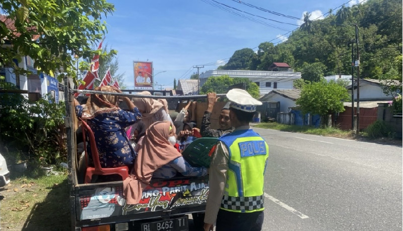 Mobil bak Terbuka Angkut Penumpang, Satlantas Polres Aceh Selatan Beri Teguran kepada Sopir