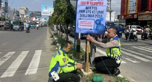 Musim Liburan, Polres Bireuen Aceh Pasang Spanduk Peringatan Daerah Rawan Laka Lantas