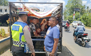 Sat Lantas Polres Aceh Tamiang Stop Mobil Bak Terbuka Angkut Penumpang