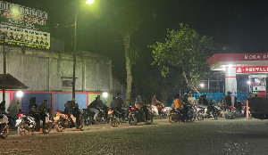 Jelang Lebaran Idul Fitri 2024, Warga Ramai-ramai Antre BBM di SPBU Aceh Utara