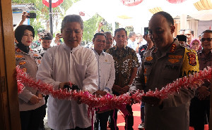 Rektor USK Gunting Pita Sekretariat Kampung Bebas Narkoba Kopelma Darussalam