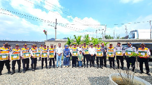 Pemkab Bagikan Paket Lebaran untuk 38 Personil Dishub Aceh Besar