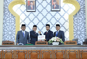Pj Walikota Banda Aceh Serahkan LKP 2023 ke DPRK