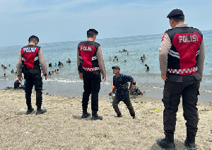 Siaga di Pantai Wisata Jangka, Polres Bireuen Imbau Pengunjung Jaga Keselamatan Anak