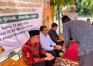 Dosen UINAR dan USK Banda Aceh Asal Samatiga Jalani Peusijuek