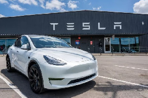 Tesla Pangkas Harga Mobil Jadi Rp130 Juta