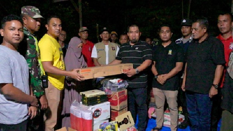 Pj Bupati Aceh Besar Serahkan Bantuan untuk Korban Kebakaran di Meunasah Manyang