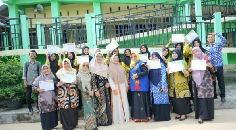 Apresiasi Dedikasi Guru SLB, IGPKhI Provinsi Aceh Serahkan Sertifikat