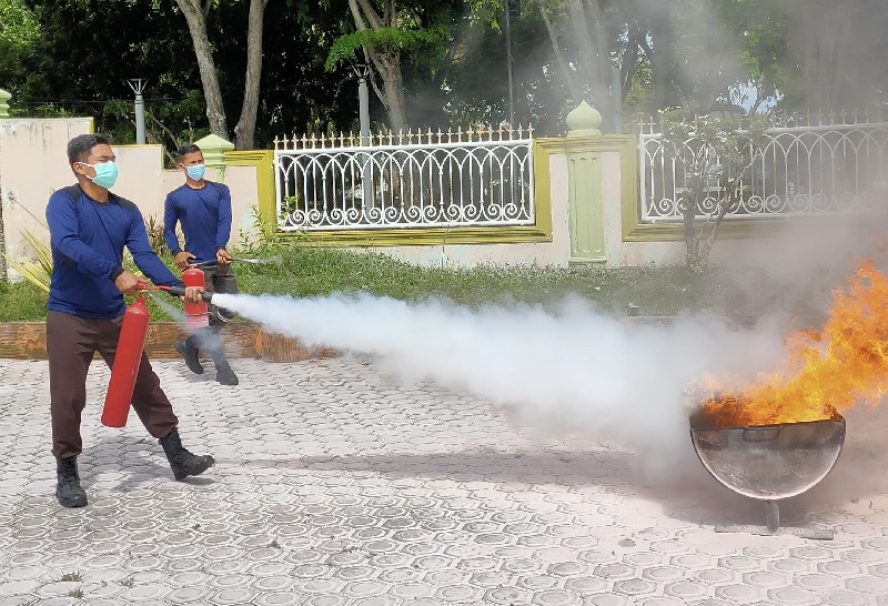 Satpam Kanwil Kemenag Aceh Ikuti Pelatihan Pemadaman Kebakaran