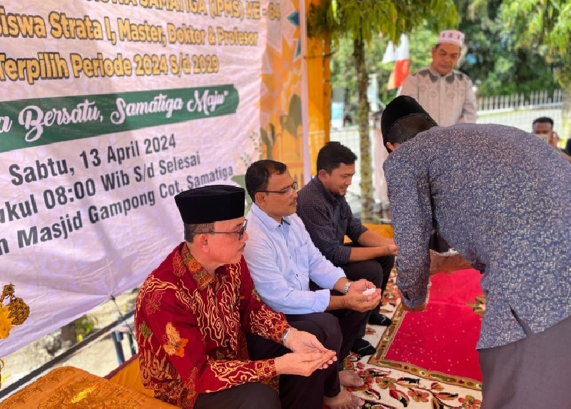 Dosen UINAR dan USK Banda Aceh Asal Samatiga Jalani Peusijuek
