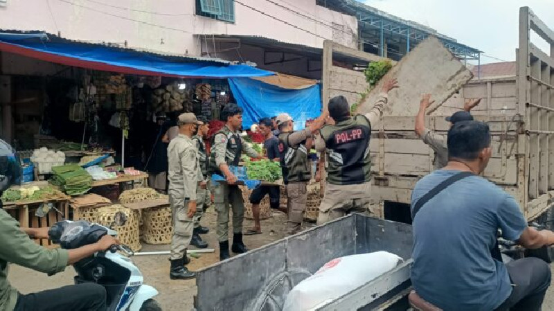 PKL di Banda Aceh Kembali Ditertibkan, Puluhan Kilogram Sayur, Ikan, Mangga Disita