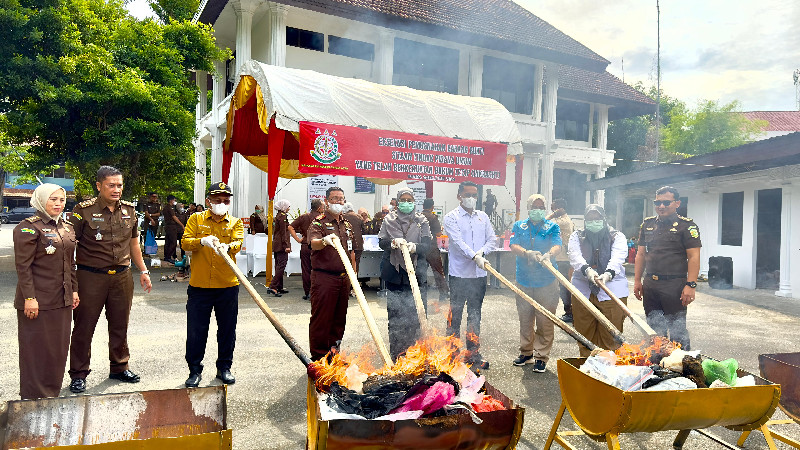 Kejari Banda Aceh Musnahkan Barang Bukti Sitaan Perkara Pidana