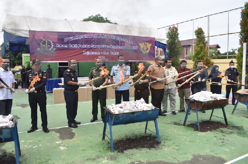 Bea Cukai Aceh Musnahkan 9 Juta Batang Rokok Ilegal dan 263 Bundel Arsip