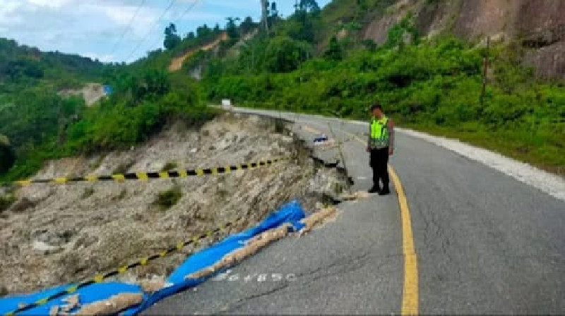 Polisi Memantau Kondisi Jalan Longsor di Danau Paris Aceh Singkil