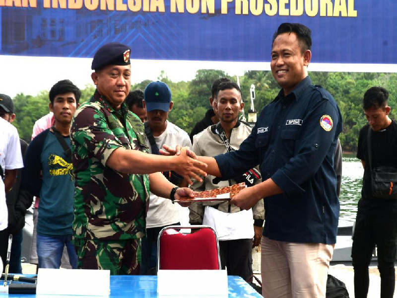 TNI AL Berhasil Gagalkan Penyelundupan 16 PMI Non Prosedural di Batam