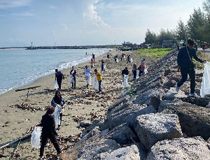 Puluhan Anak Muda Bersihkan Pantai di Titik Nol Kilometer Banda Aceh