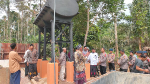 Danyon Brimob Temui Masyarakat Terisolir Aceh Utara