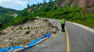 Polisi Memantau Kondisi Jalan Longsor di Danau Paris Aceh Singkil