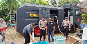 Musim Kemarau, Polda Aceh dan Tirta Daroy Berikan Bantuan Air Bersih ke Warga Lhoknga