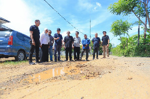 Tinjau Jalan Rusak, Pj Walikota Banda Aceh Instruksikan Dinas PUPR Segera Perbaiki