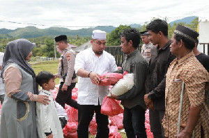 Pemkab Aceh Besar Serahkan 100 Paket Sembako untuk Warga Kota Jantho