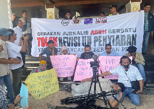 Tolak Revisi UU Penyiaran, Wartawan di Aceh Geruduk Kantor DPRA