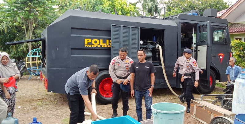 Musim Kemarau, Polda Aceh dan Tirta Daroy Berikan Bantuan Air Bersih ke Warga Lhoknga