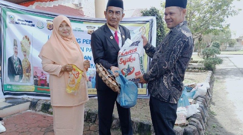 Pemkab Aceh Singkil Salurkan Bantuan Pangan kepada 1.700 KK Keluarga Miskin Ekstrem