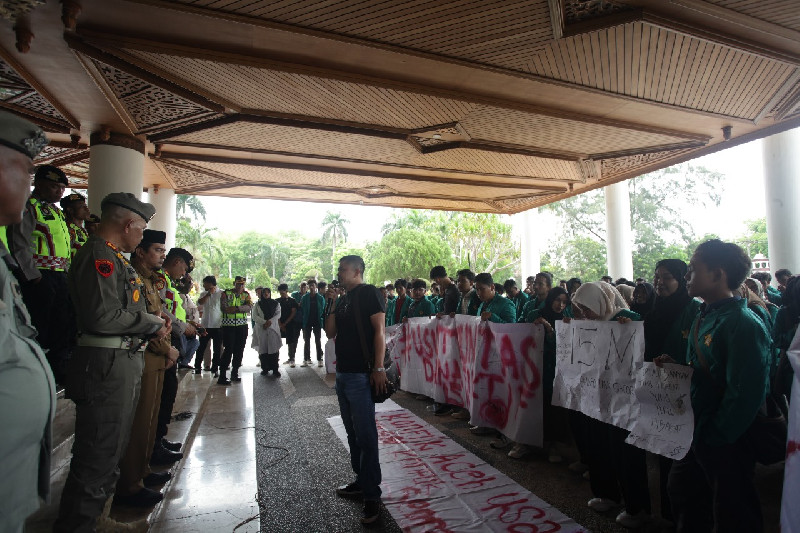 Puluhan Mahasiswa Demo Tuntut Pj Gubernur Aceh Copot Ketua BRA