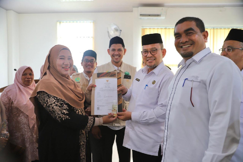 Kemenag Aceh Besar Serahkan Penghargaan untuk Tiga Pendamping Halal Teraktif