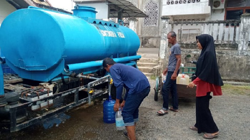 Atasi Krisis, PDAM Tirta Mountala Salurkan Air Bersih untuk Warga Kecamatan Lhoknga