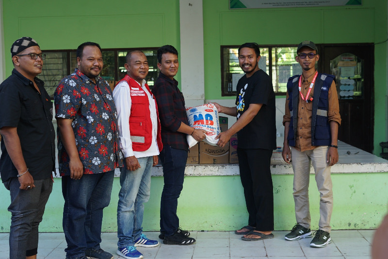PMI Kota Banda Aceh Salurkan Bantuan Masa Panik untuk Dayah Babunnajah